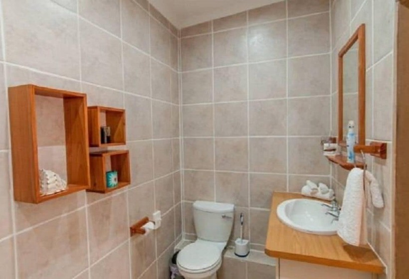 פנסיון Lenore Guest House