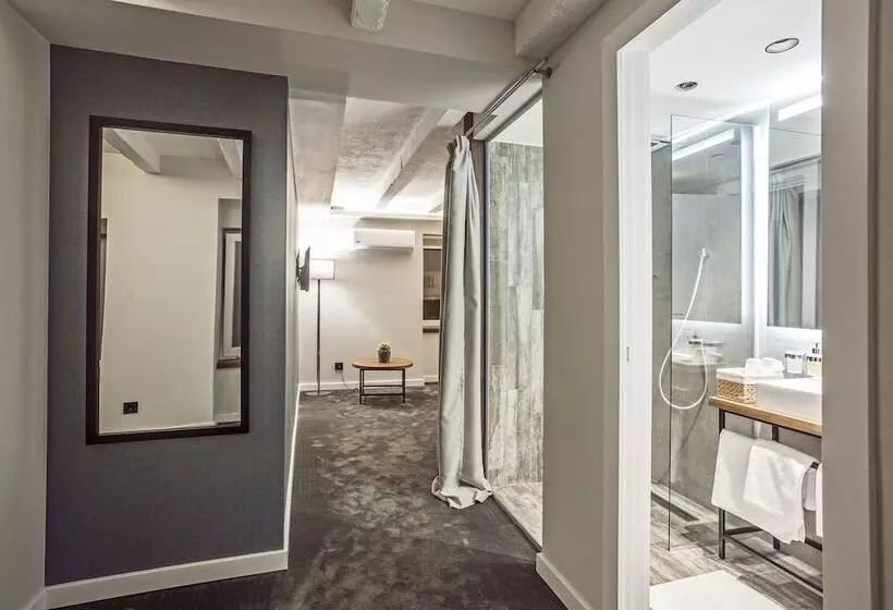 پانسیون Nomad Luxury Suites