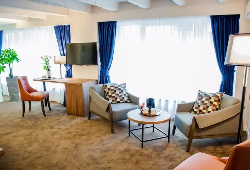 پانسیون Nomad Luxury Suites