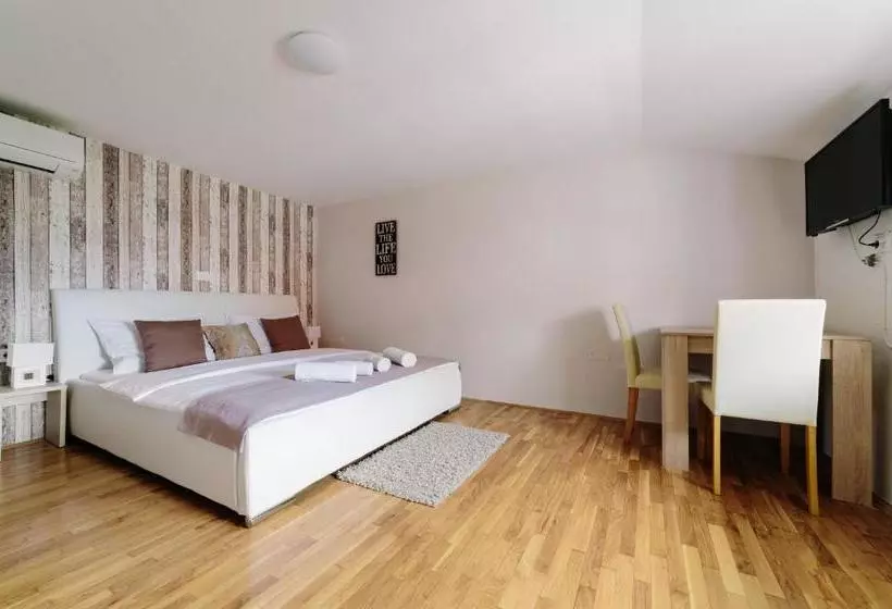 پانسیون Piranika