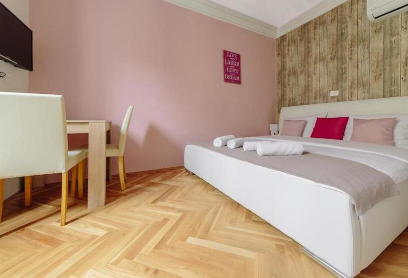 پانسیون Piranika