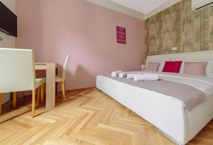 پانسیون Piranika