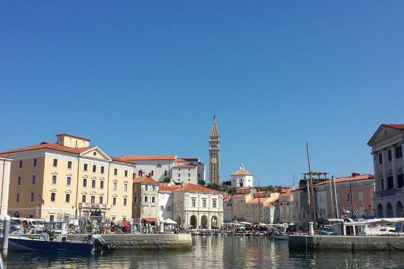 پانسیون Piranika