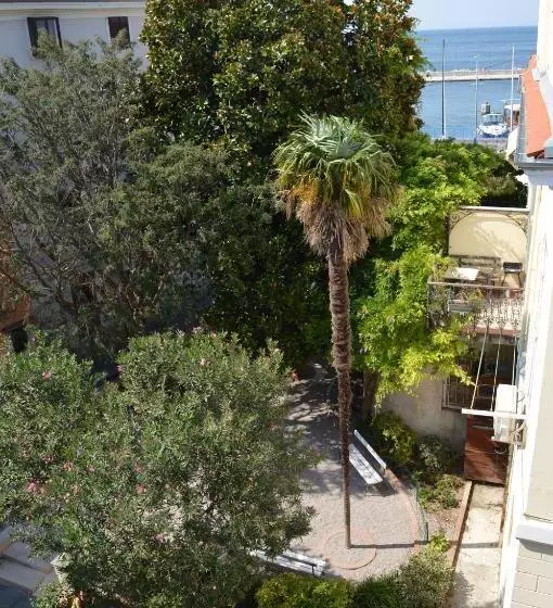 پانسیون Piranika