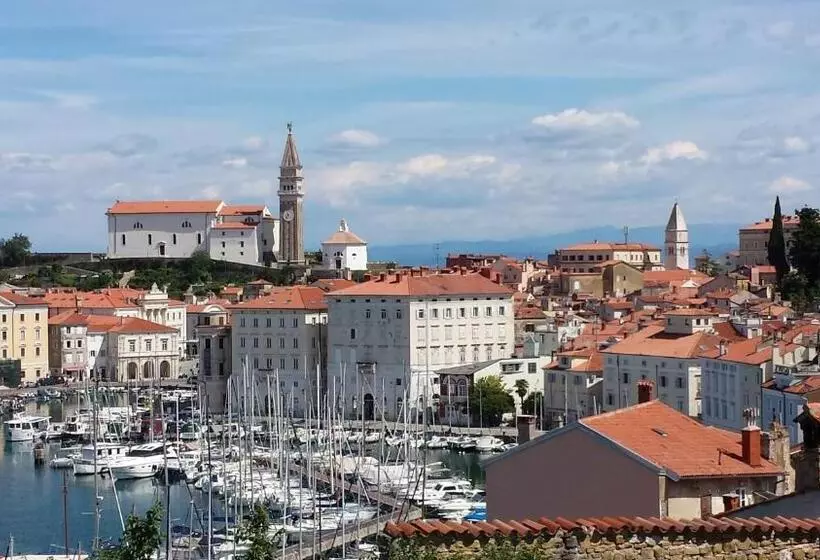 پانسیون Piranika