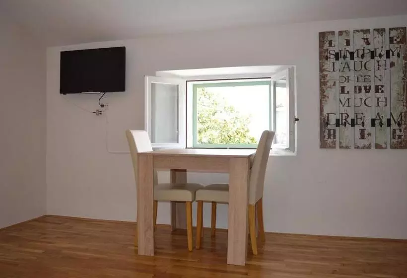 پانسیون Piranika