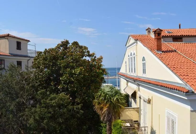 پانسیون Piranika