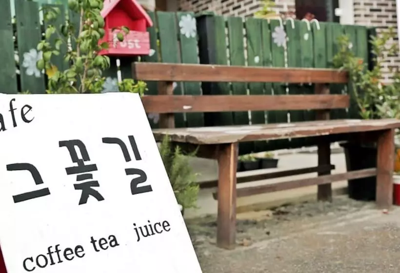 ペンション The Flower Road Guesthouse Hostel