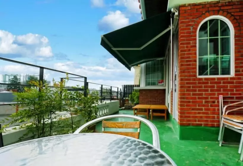 ペンション The Flower Road Guesthouse Hostel