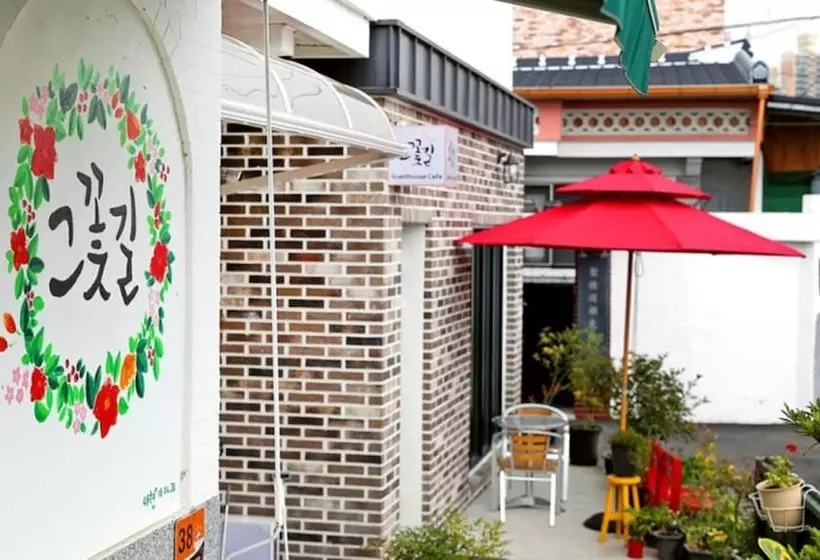 ペンション The Flower Road Guesthouse Hostel