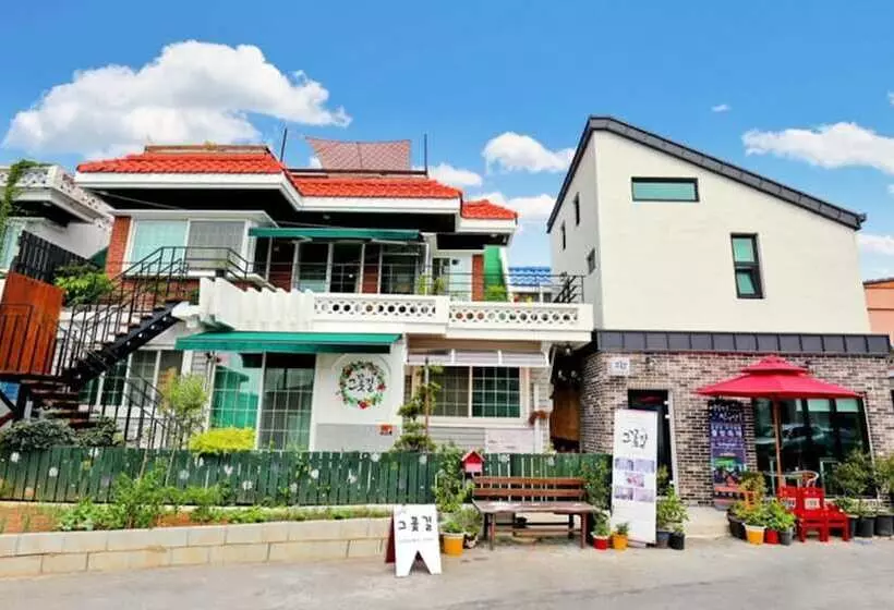 ペンション The Flower Road Guesthouse Hostel