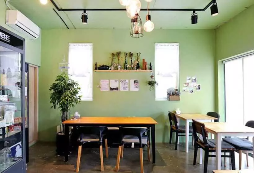 ペンション The Flower Road Guesthouse Hostel