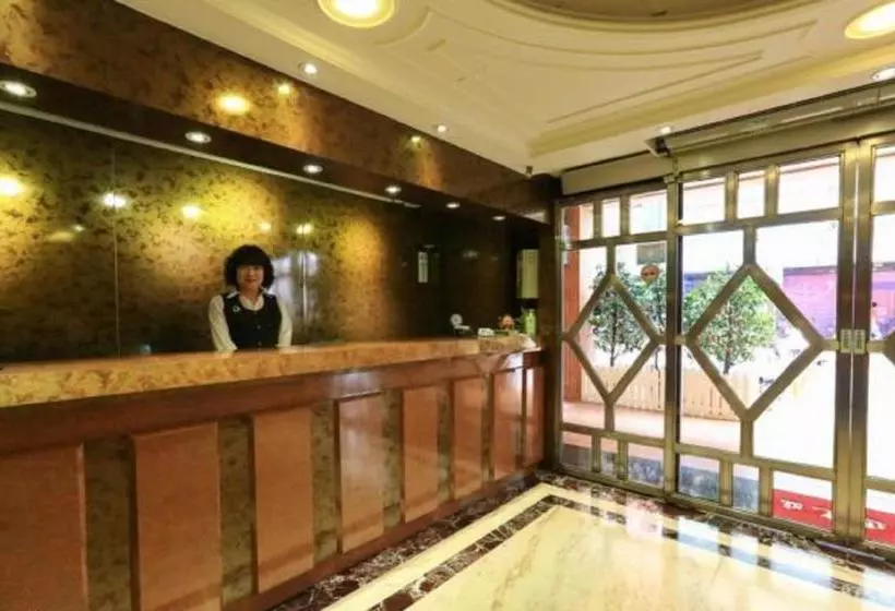 هاستل Red Cabin Inn