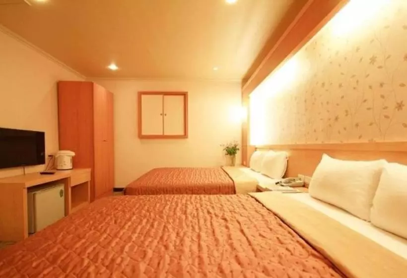 هاستل Red Cabin Inn