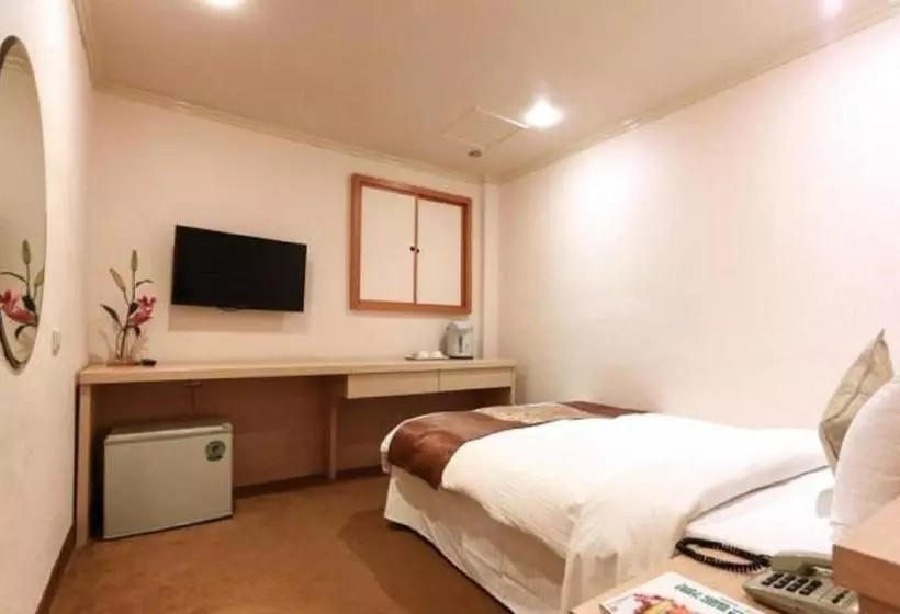 هاستل Red Cabin Inn