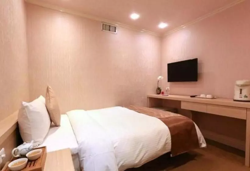 هاستل Red Cabin Inn