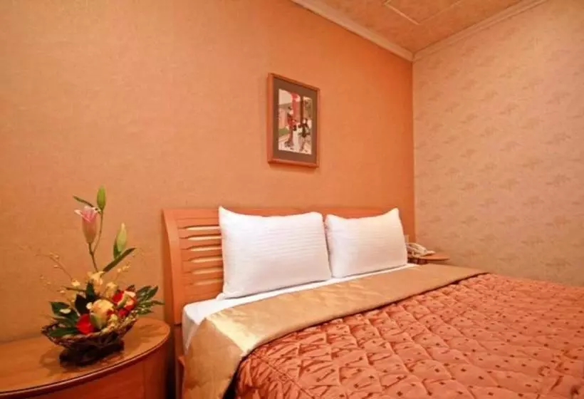 هاستل Red Cabin Inn