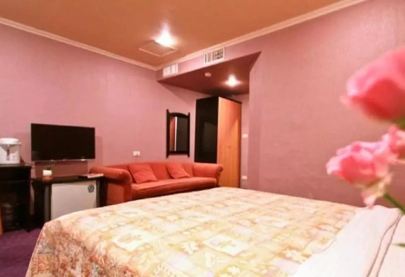 هاستل Red Cabin Inn