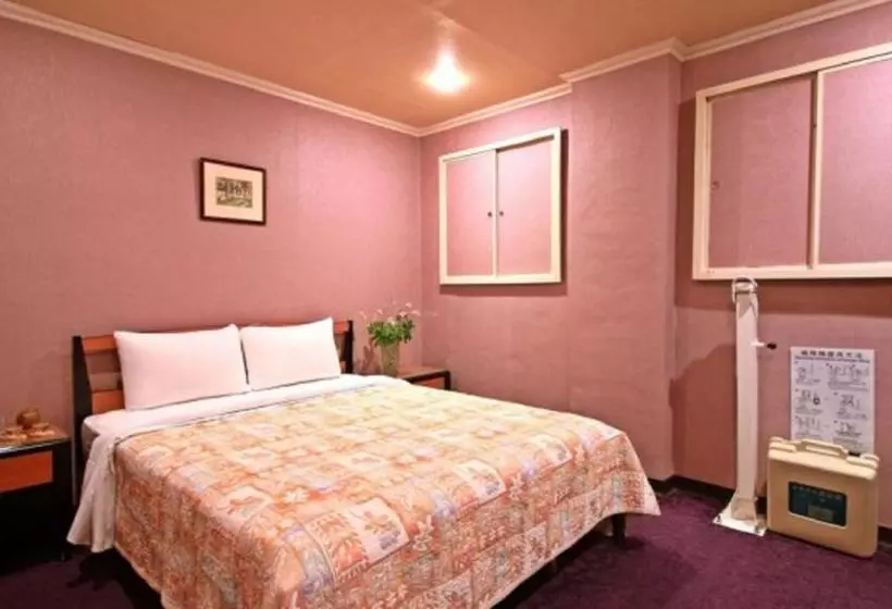 هاستل Red Cabin Inn