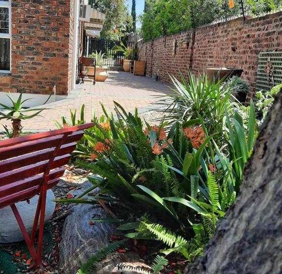 פנסיון Coral Tree Guest Rooms