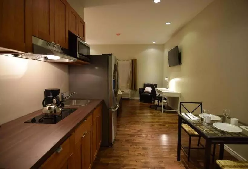 هاستل The Lion Inn & Suites