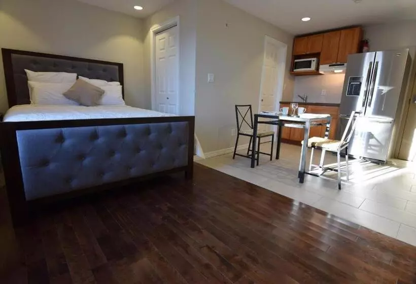 هاستل The Lion Inn & Suites