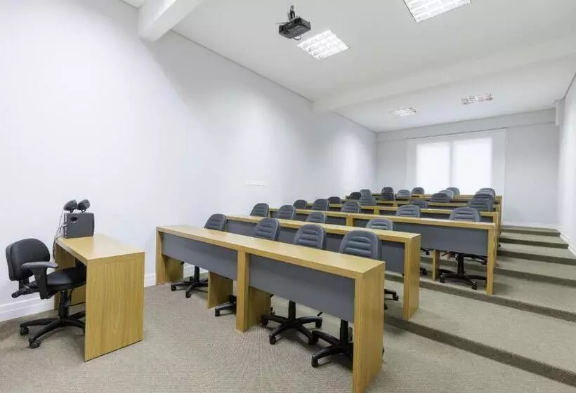 Le Village Distributed By Intercity