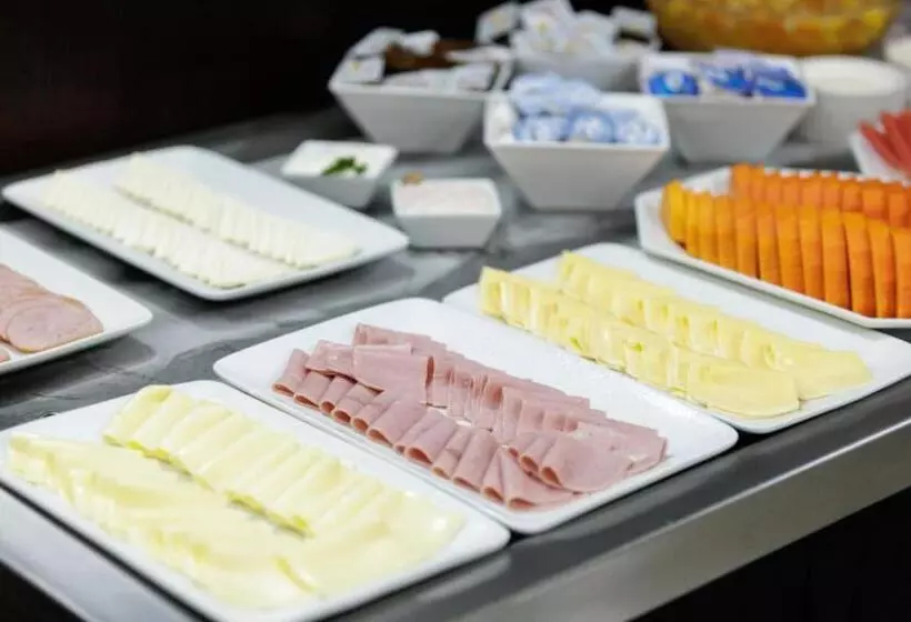 Le Village Distributed By Intercity