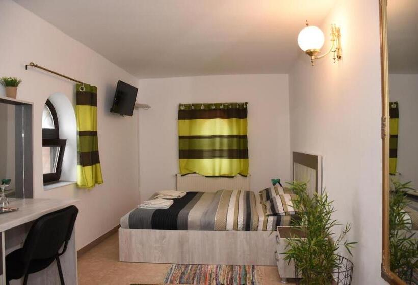 פנסיון Royal Castle