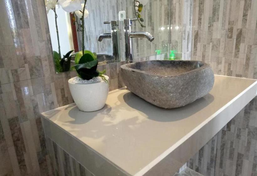 פנסיון Suryadina Guest House