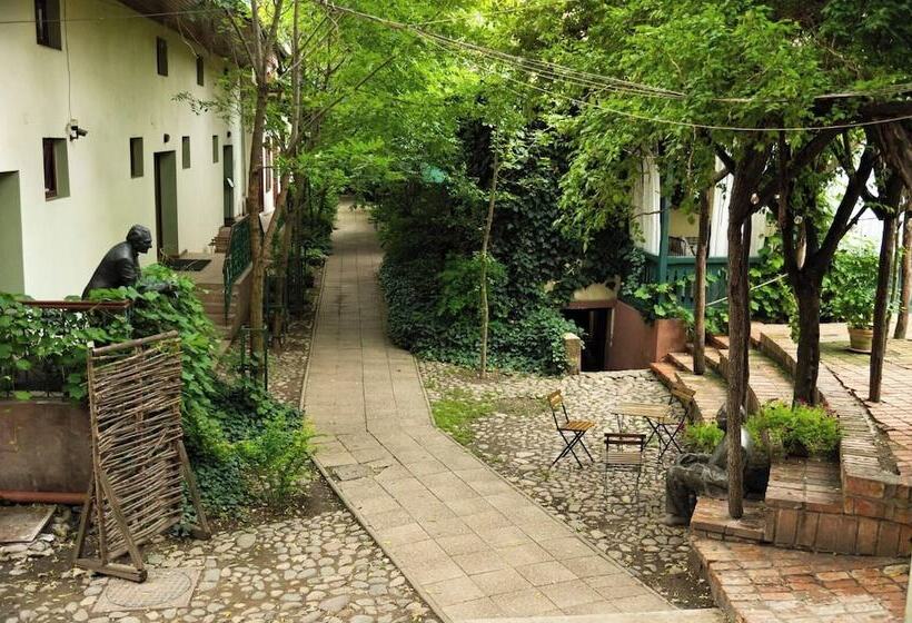 بنسيون Ratiu House