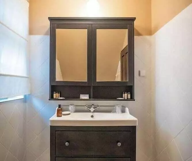 Majatalo Ratiu House