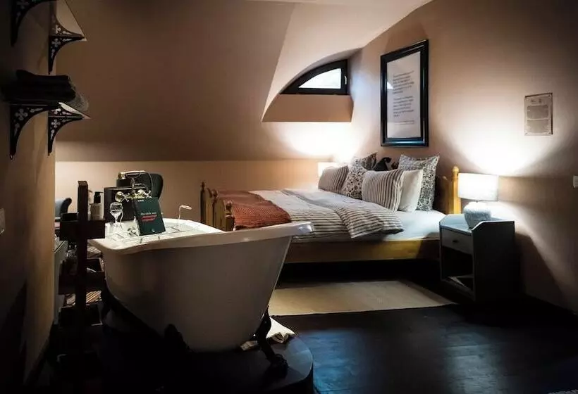 Majatalo Ratiu House