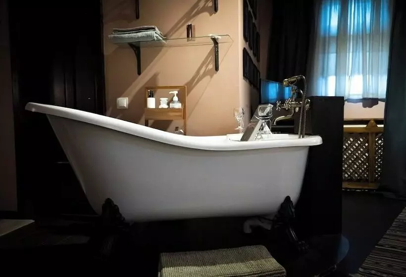 Majatalo Ratiu House