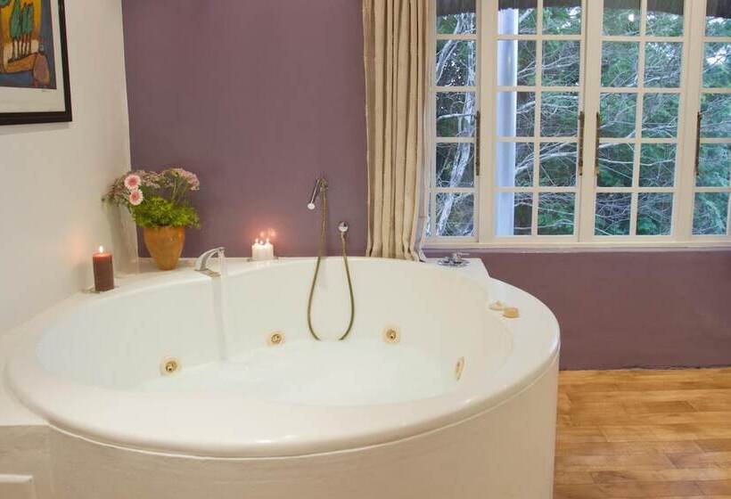 פנסיון Summerhill Guest Estate