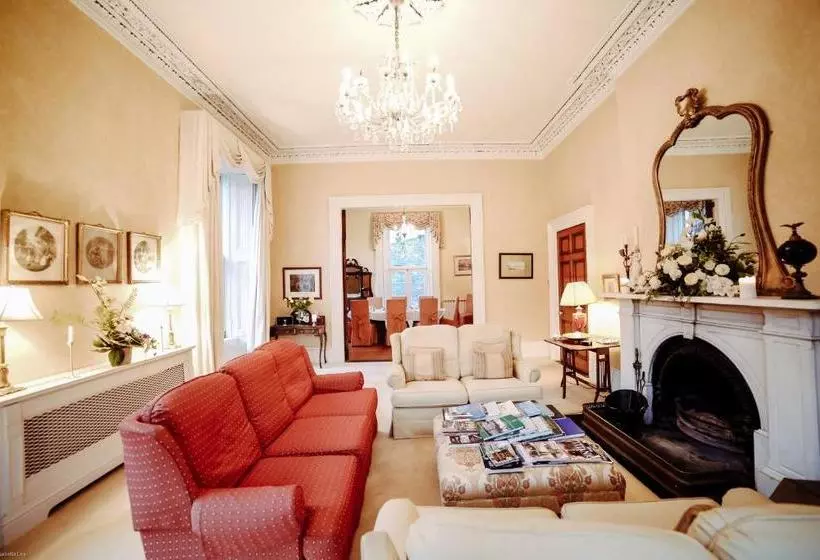 Aamiaismajoitus (B&B) Knockeven House