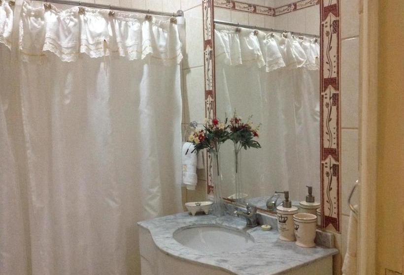 بنسيون Hostal Renoir