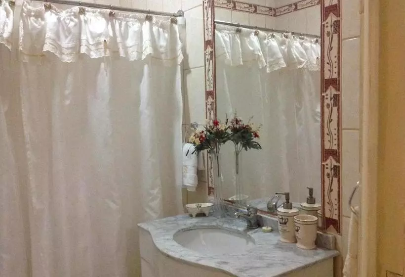 Majatalo Hostal Renoir