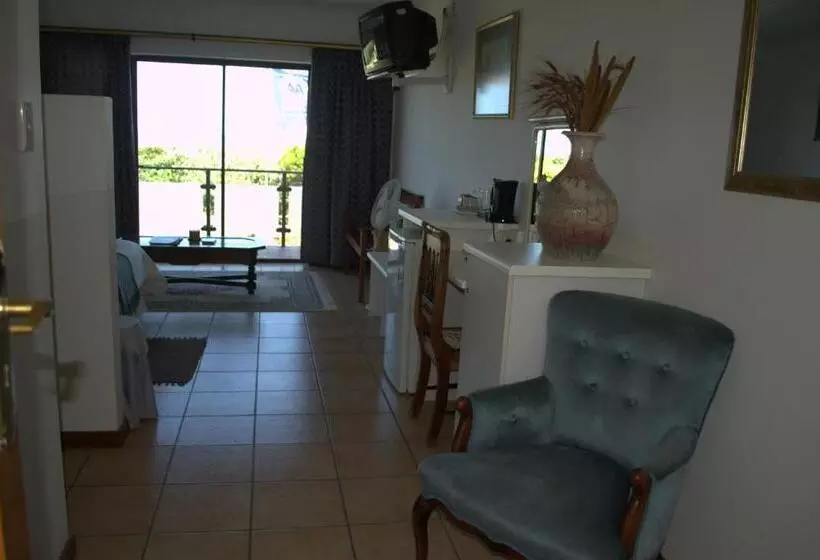 Majatalo Crowned Crane