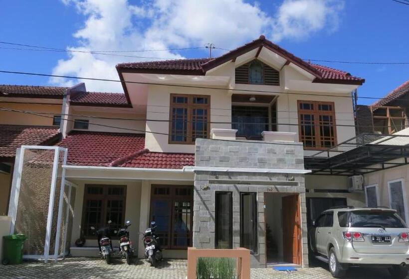 بنسيون Omah Sastro 2