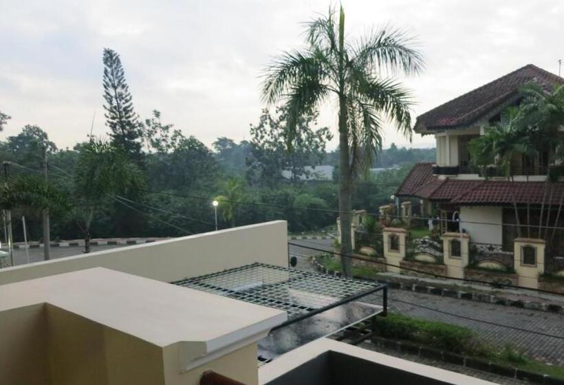 بنسيون Omah Sastro 2