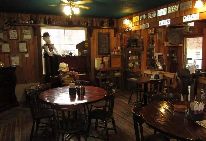 Retkeilymaja Old Towne Inne Chuckwagon Bar & Grill