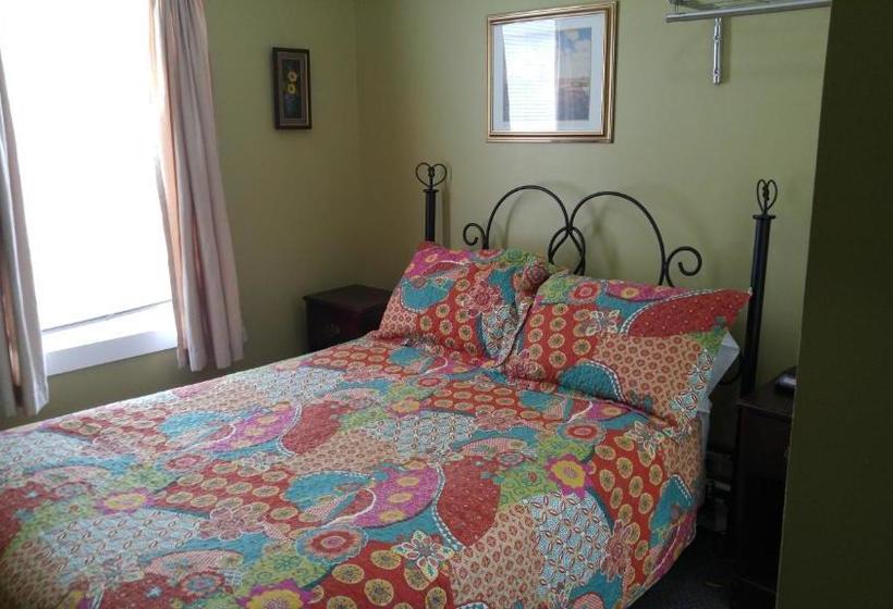 הוסטל The Island Inn