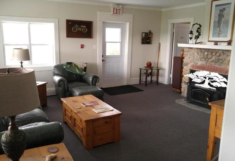 הוסטל The Island Inn