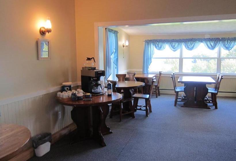 הוסטל The Island Inn