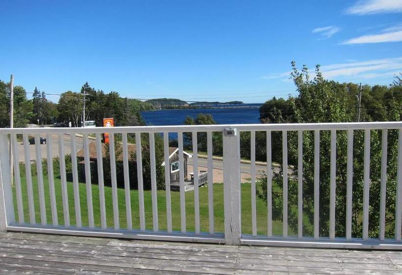 הוסטל The Island Inn