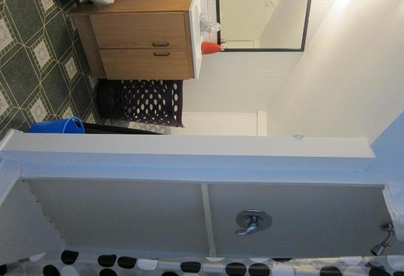 הוסטל The Island Inn