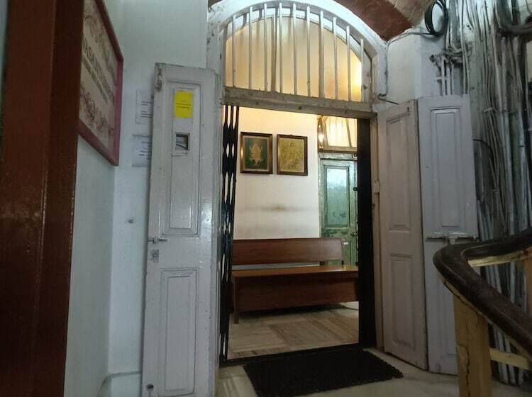 Hostel Vasantashram Csmt Mumbai, Free Wifi With 1940s Retro Vibe