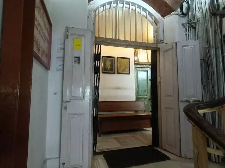 Hostel Vasantashram Csmt Mumbai, Free Wifi With 1940s Retro Vibe