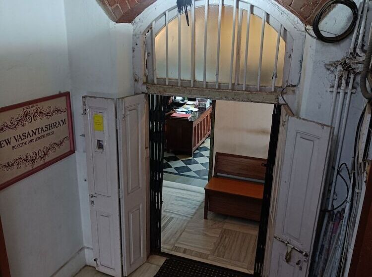 Hostel Vasantashram Csmt Mumbai, Free Wifi With 1940s Retro Vibe